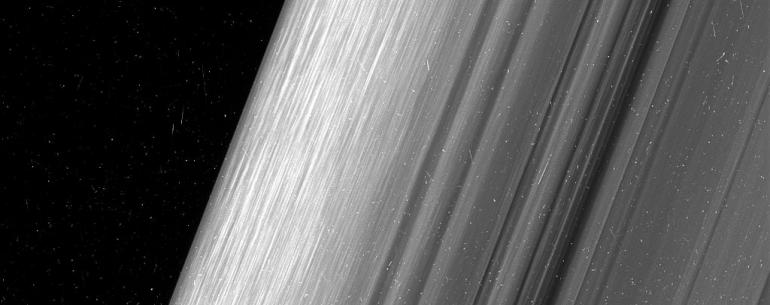 #фото дня | Снимки колец Сатурна, сделанные с максимально близкого расстояния