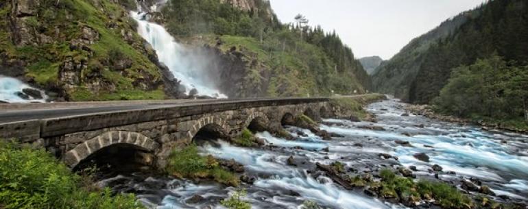 Двойной водопад Лотефоссен в коммуне Одда, Норвегия
