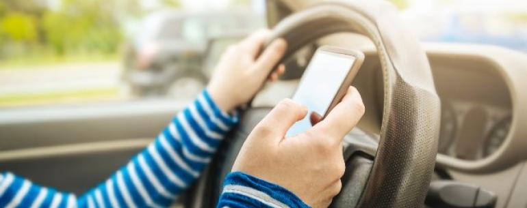 Франция запрещает использование смартфонов в автомобилях, даже когда вы съезжаете на обочину