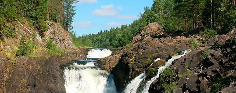 Водопад Кивач — водопад на реке Суна в Карелии. Высота водопада около 11 метров (причём, вода падает с нескольких уступов). Водопад Кивач — второй по величине равнинный водопад Европы (после Рейнского). Живописность пейзажа привлекает сюда множество турис