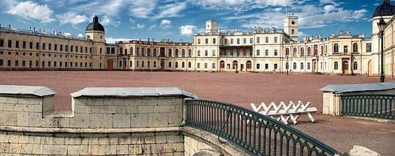 Большой Гатчинский дворец, построенный в 1766-1781 годах в Гатчине, был одним из любимых мест отдыха царской семьи. Расположенный на холме над Серебряным озером, дворец сочетает в себе темы средневекового замка и загородной резиденции. Интерьеры дворца — 