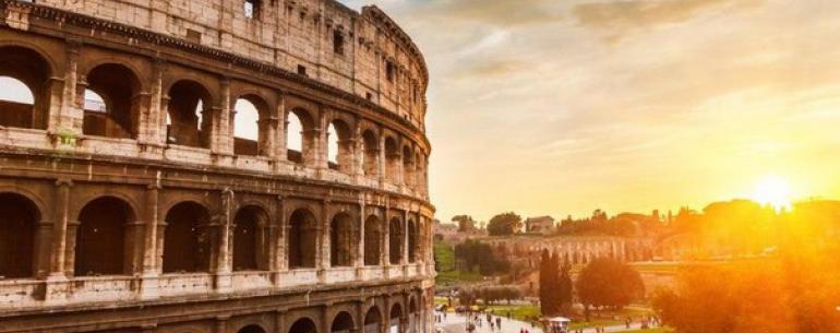 Если в летние месяцы итальянская столица наполнена невообразимым количеством туристов, то в ноябре и декабре Рим сбрасывает с себя невыносимую жару и духоту, и, оставаясь все еще желанным и вожделенным для путешественников, уже обретает некую расслабленно