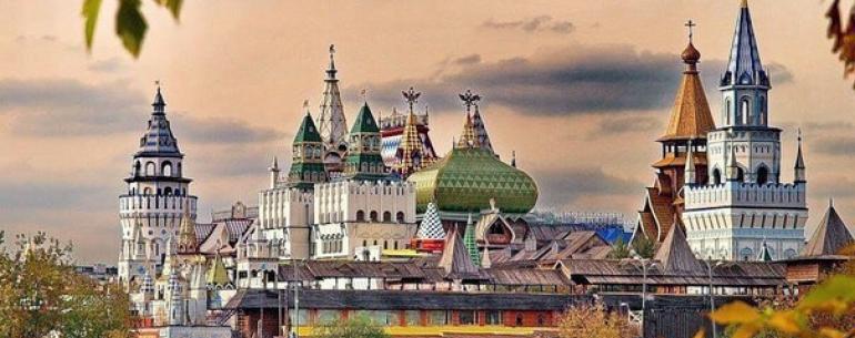 Измайловский кремль - культурно-развлекательный комплекс в Москве. Был построен в 1998-2007 годах рядом с Серебряно-Виноградным прудом с имитацией отдельных форм русской архитектуры начала XVII века.