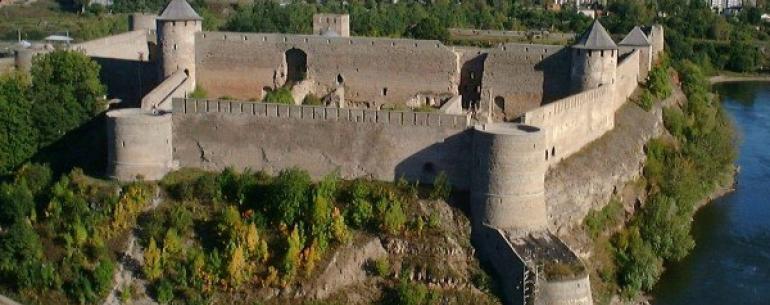 Ивангородская крепость — мощное фортификационное сооружение, построена в царствование Ивана III Васильевича летом 1492 года на правом берегу Нарвы. Ивангородская крепость защищала Новгородские земли со стороны её западных соседей. Сразу напротив, на левом