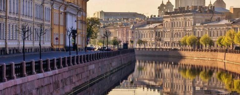 Вот... приезжаешь ты однажды в Питер. Не важно, с замашками москвича или амбициями провинциала, и думаешь: «Покорю-завоюю! И этот город будет моим!» А ОН смотрит на тебя спокойно так... и щурится в лукавой полуулыбке. И вот ты даже что-то делаешь, куда-то