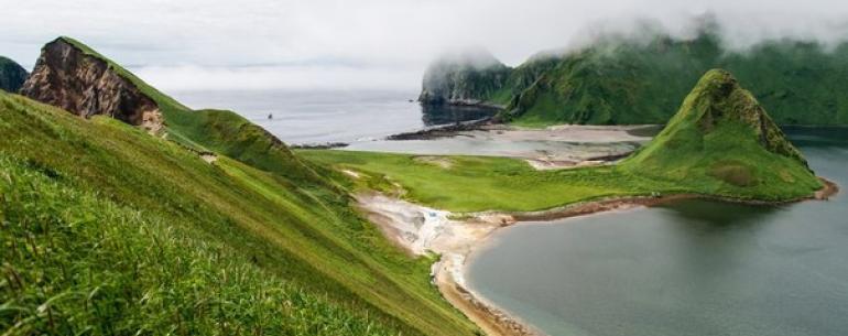 Курильские острова - цепь островов в Сахалинской области между полуостровом Камчатка и островом Хоккайдо, чуть выпуклой дугой отделяющая Охотское море от Тихого океана. Протяженность - около 1200 км.