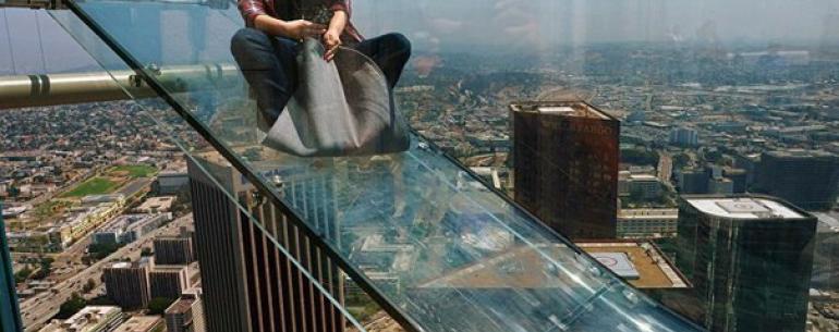 Прозрачная горка на высоте 300 метров на стене небоскреба в Лос-Анджелесе.