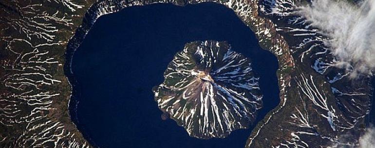 Вулкан Креницына — действующий вулкан на острове Онекотан Большой Курильской гряды. Типичный двухъярусный «вулкан в вулкане», расположенный в южной части острова Онекотан. Высота 1324 м (наивысшая отметка острова). Вулкан является самым большим в мире «ву
