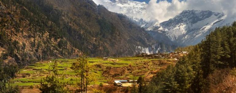 Деревня в Гималаях (Непал) на высоте 2500м