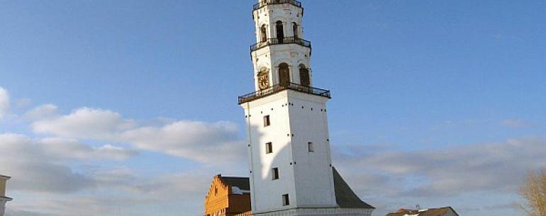 Невьянская падающая башня — расположена в центре города Невьянска Свердловской области. Построена в первой половине XVIII века по приказу Акинфия Демидова. Высота башни — 57,5 метра, основание — квадрат со стороной 9,5 метров. Отклонение башни от вертикал