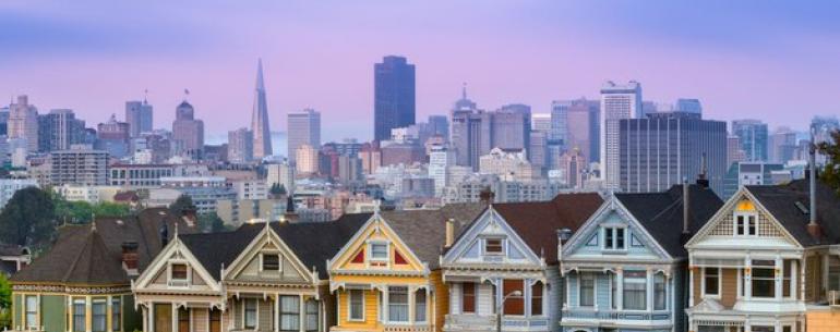 Известен Сан-Франциско своей деревянной архитектурой XIX века. Типичным примером такой архитектуры являются так называемые Разукрашенные Леди — Painted Ladies — группа из шести стоящих рядом домов. 