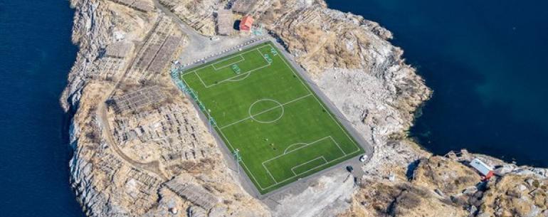 Футбольное поле на Лофотенских островах, Норвегия. 