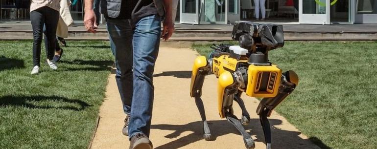 #фото дня | Глава Amazon выгулял собаку-робота Boston Dynamics