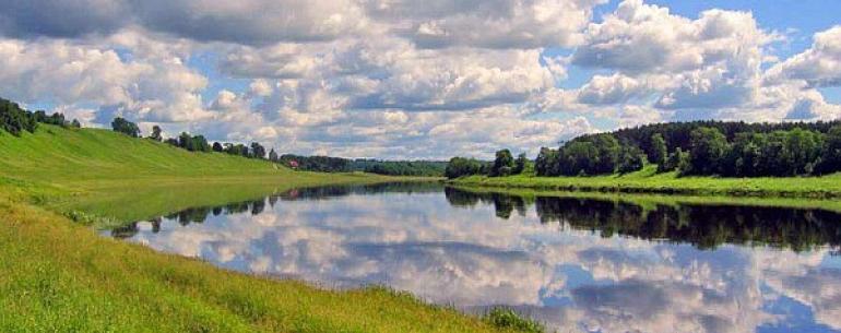 Волга — река в Европейской части России, одна из крупнейших рек на Земле и самая большая в Европе. Длина — 3530 км (до постройки водохранилищ — 3690 км). Площадь бассейна — 1360 тыс. км2. Волга отождествляется с Родиной-матерью, она является символом своб