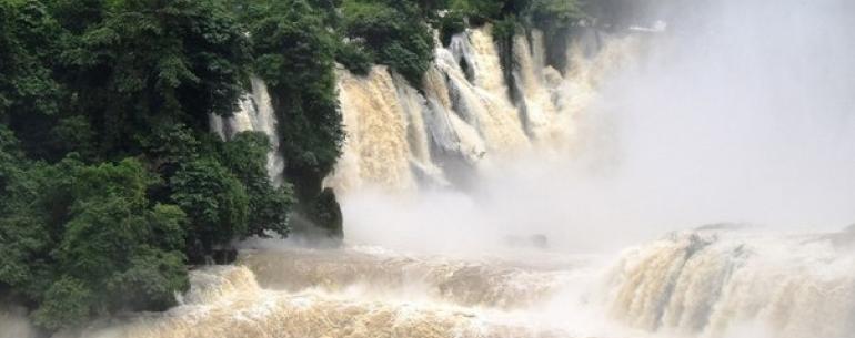 Красота природы безгранична и водопад Дэтянь тому подтверждение.