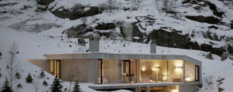 В окрестностях норвежского горнолыжного курорта ?lsheia находится загородный дом, частично интегрированный в один из склонов. Зимой он практически незаметен, т. к. выполнен из бетона, по цвету сливающегося с окружающим ландшафтом.