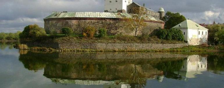 Выборгский замок — является древнейшим из укреплений Выборга, возведен на небольшом острове (170х122 м) в Финском заливе. Единственный в России полностью сохранившийся памятник западноевропейского средневекового военного зодчества. Выборгский замок был ос