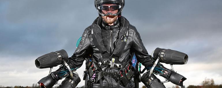 Изобретатель летательного костюма испытал его и поставил мировой рекорд скорости