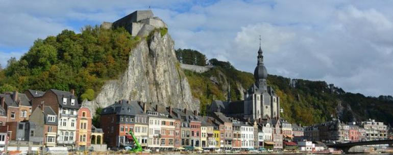 Динан (Dinant), тёзка французского города Dinan, расположенный в валлонской Бельгии, крохотный, около 13 тысяч жителей, прижатый скалами к реке Маас (или Мёз по-французски).