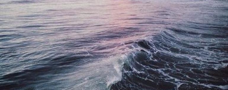 Однажды ты окажешься у моря, и оно унесет на своих волнах боль воспоминаний. У каждого из нас свое море.