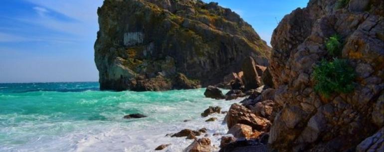Скала Дива - прибрежная известняковая скала в Черном море в районе поселка Симеиз в Крыму. Находится слева от морского причала перед горой Кошка.
