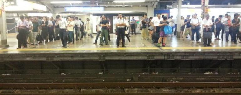 Ожидание поезда в метро, Япония 